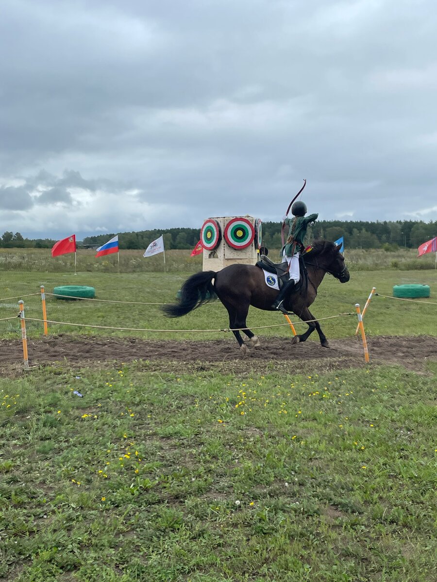 вот так выглядит выступление конного лучника (меня). правда эффектно? 