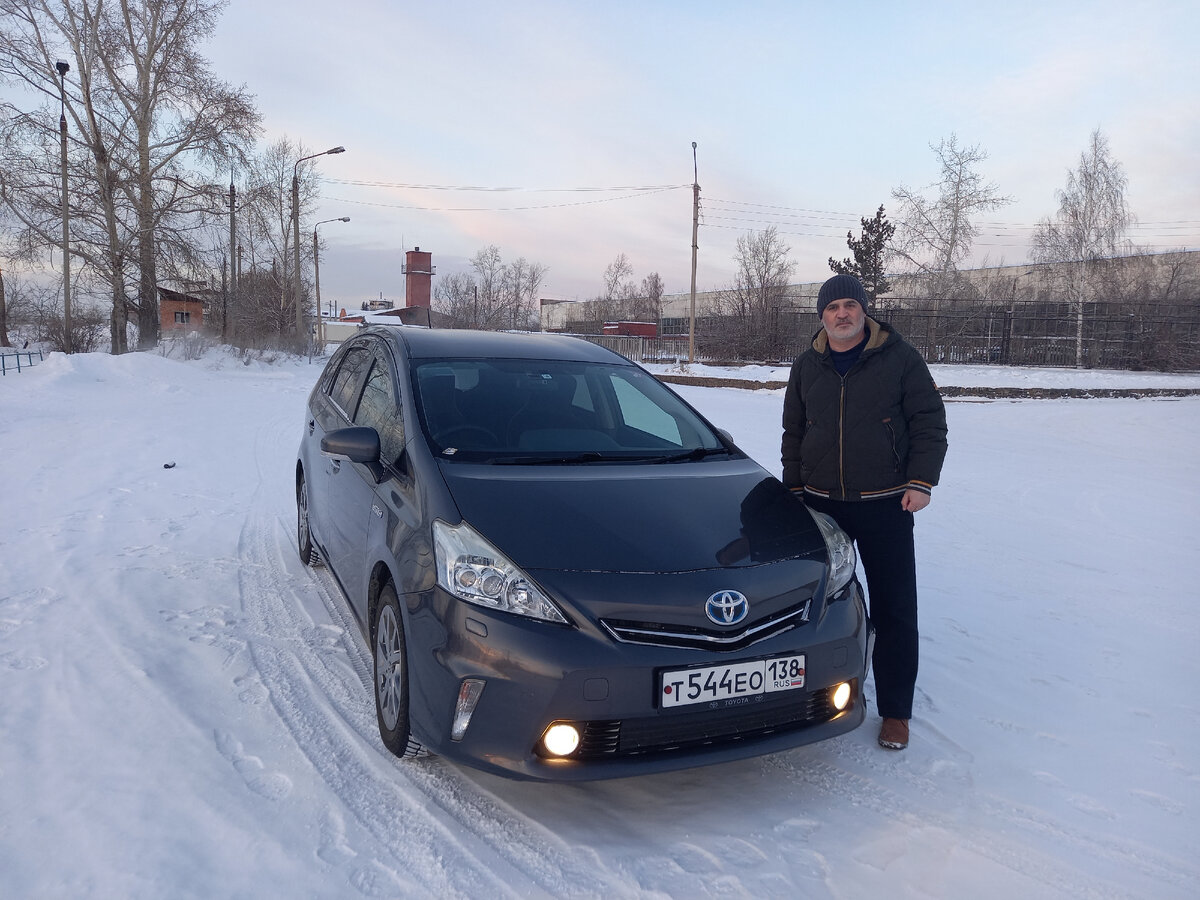 Дмитрий со своим Prius Alpha. Пробег уже больше 180 тысяч, а батарея всё ещё как с завода))