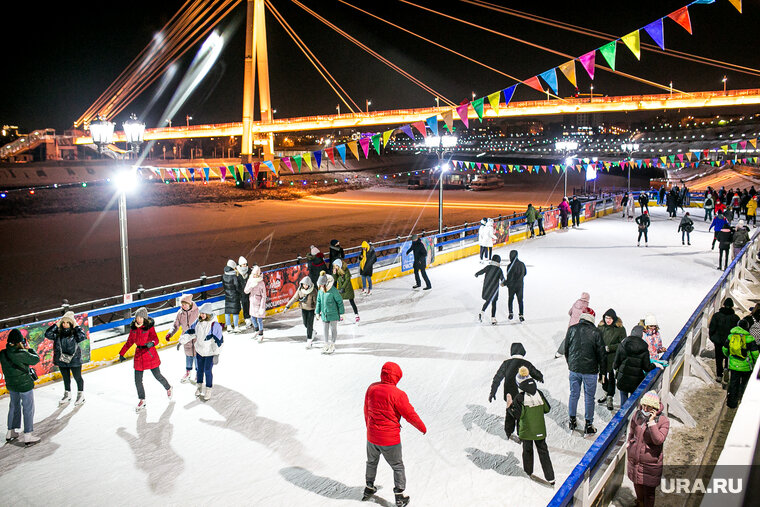 Титан каток тюмень. Каток возле мостика в перевалово тюмень. Каток у масловского взвоза тюмень. Каток локомотив тюмень. Каток на мосту влюбленных тюмень.
