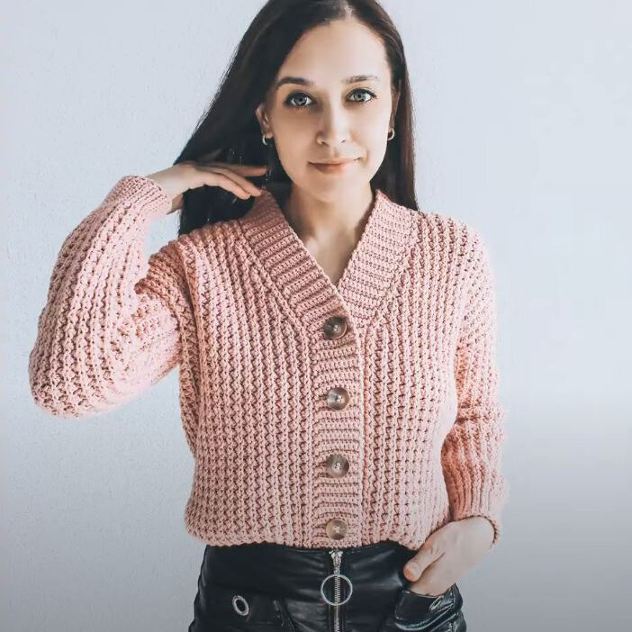    Кардиган с цельновязаной планкой   
Источник: Скриншот из видео