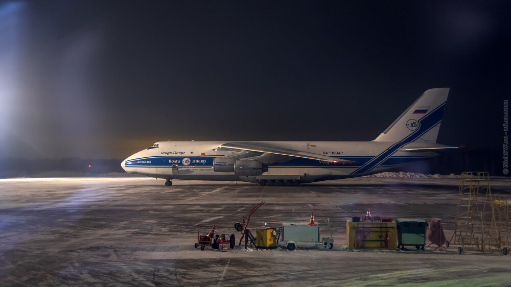 Ан-124-100 — Бортовой №: RA-82047 в аэропорту г. Кемерово © NickFW.ru — 26.12.2021г.Руслан