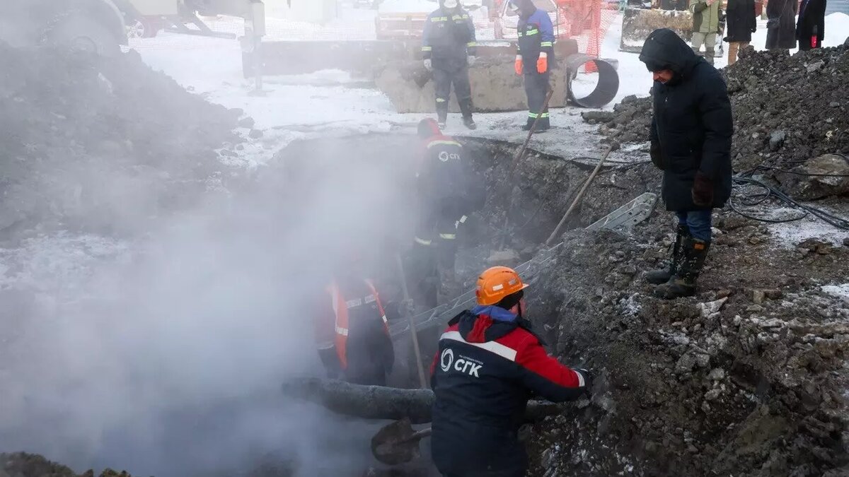     На сегодня в Новосибирске более 2,5 тысяч домов остаются без тепла, а теперь в части домов еще и отключили свет. СК возбудил уголовное дело, но от этого теплее в столице Сибири не стало.