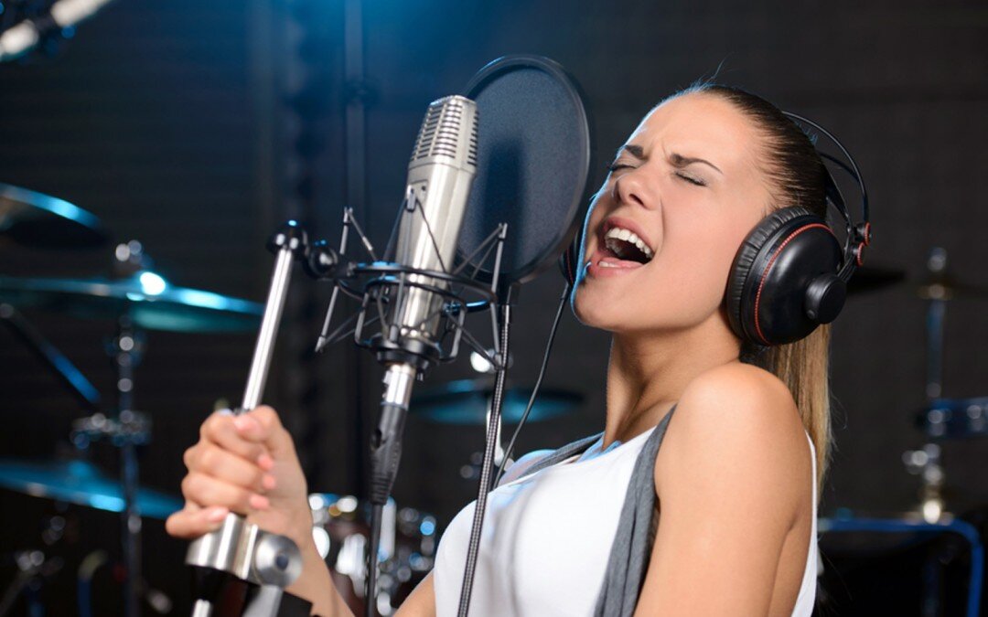 Озвучка текста онлайн. Софт для звукозаписи. Программа с эффектами записи голоса. Записать голоса разных. Девушка поет в студии.