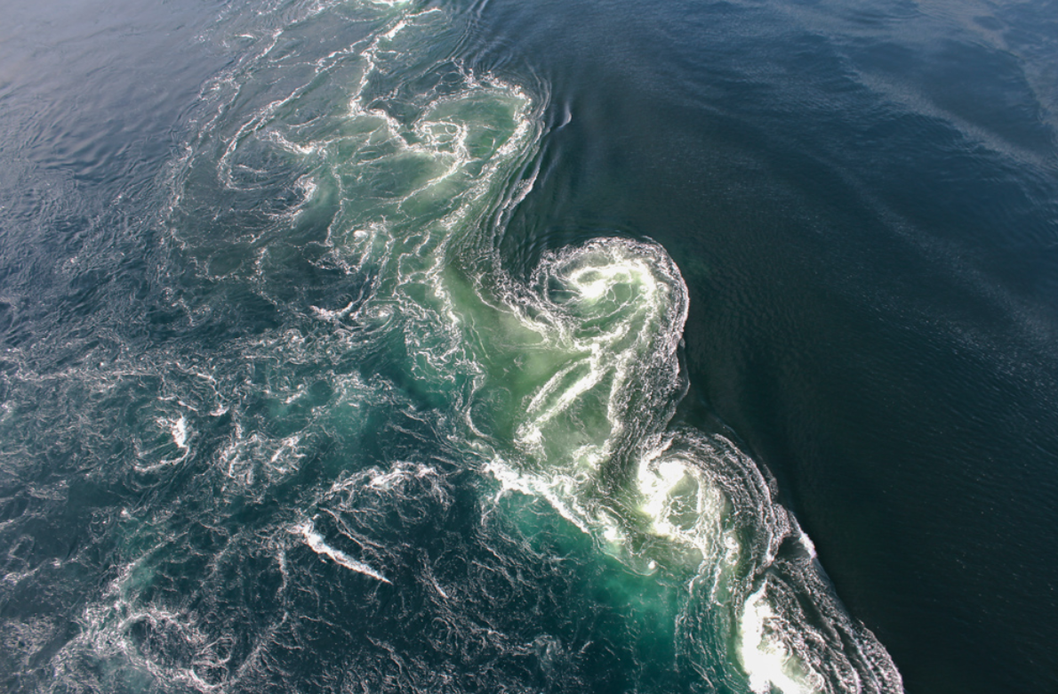 Самое мощное теплое течение в океане. Сальстраумен (Saltstraumen), Норвегия. Водоворот Сальстраумен. Норвегия водоворот Сальтстраумен. Течение Гольфстрим Норвегия.