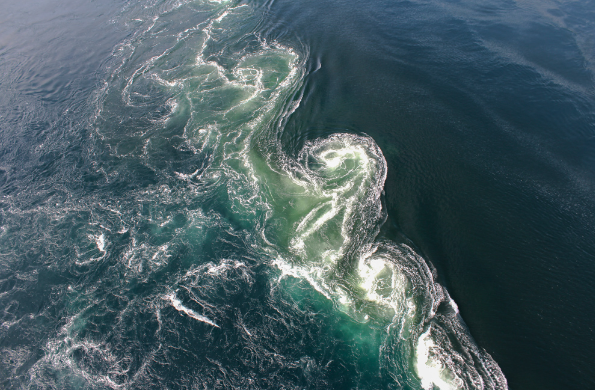 Самое мощное теплое течение в мировом океане. Сальстраумен (Saltstraumen), Норвегия. Водоворот Сальстраумен. Норвегия водоворот Сальтстраумен. Течение Гольфстрим Норвегия.