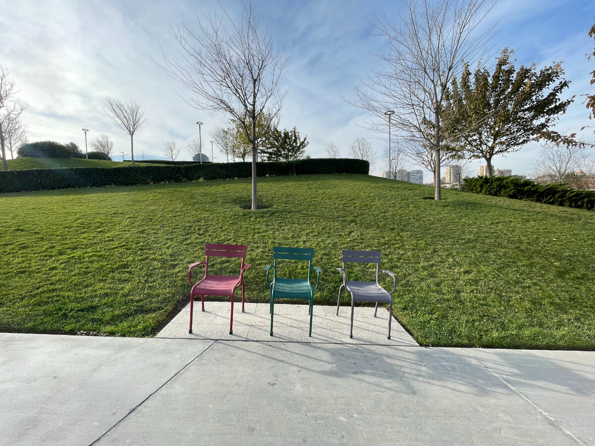 Стульчики оказались очень неудобными 