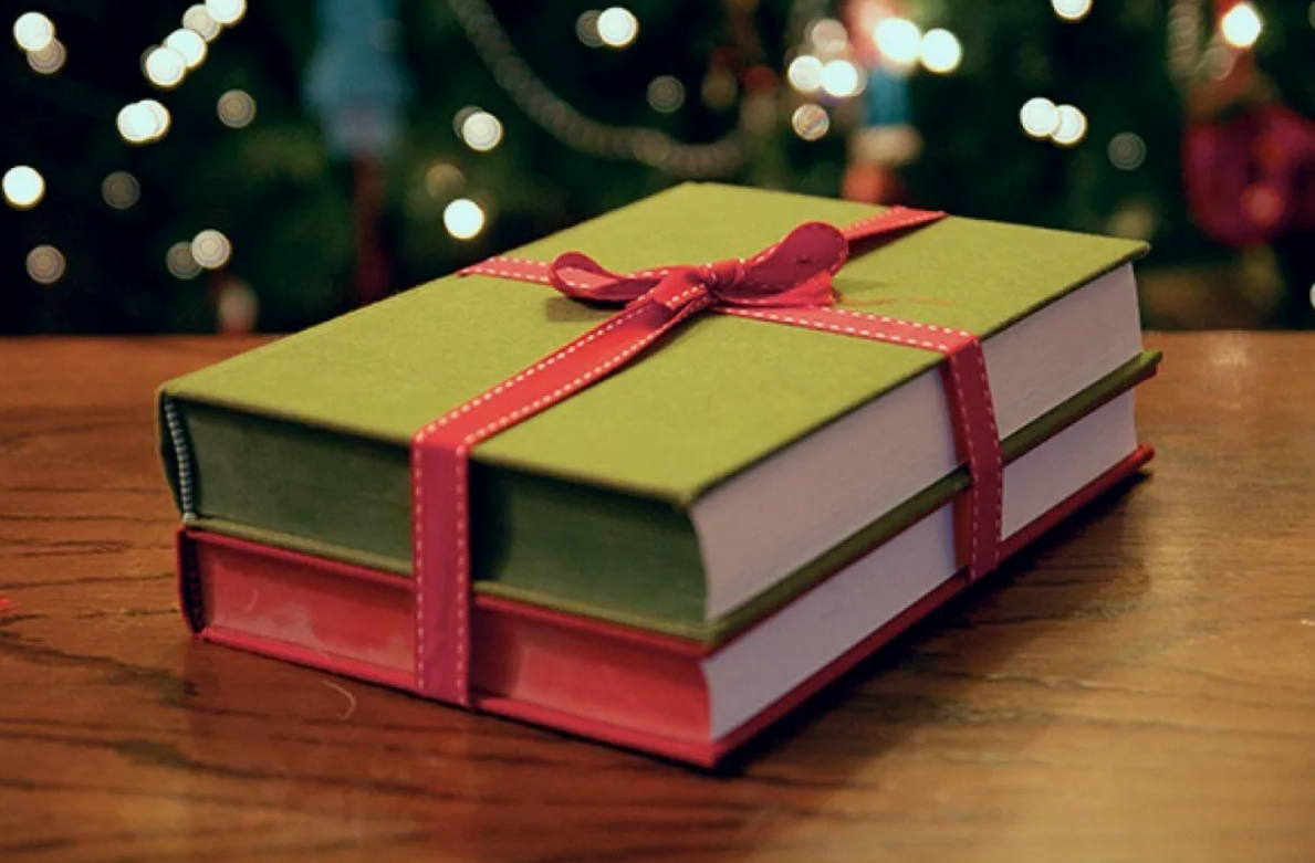 Your favourite present. Книга в подарок. Полдарк книга. Под книгой. Книга в подарок на новый год.