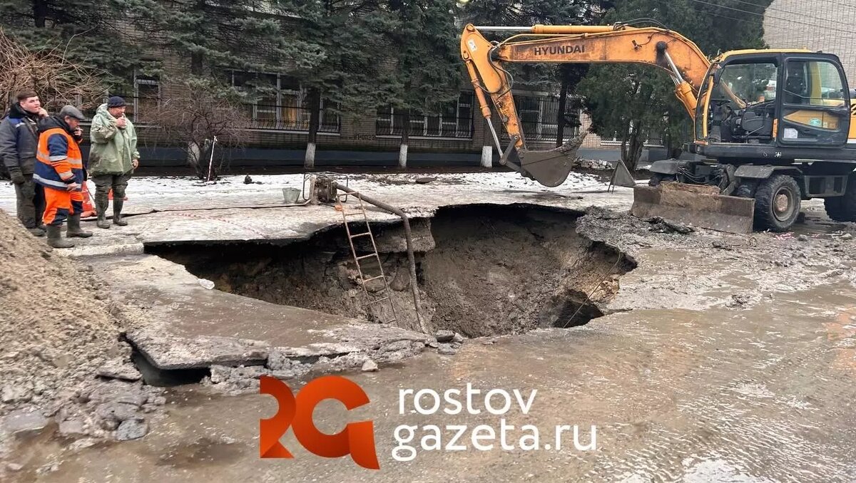     В Ростове-на-Дону на улице Ставского провалился асфальт и появилась огромная яма, сообщил корреспондент RostovGazeta с места событий.