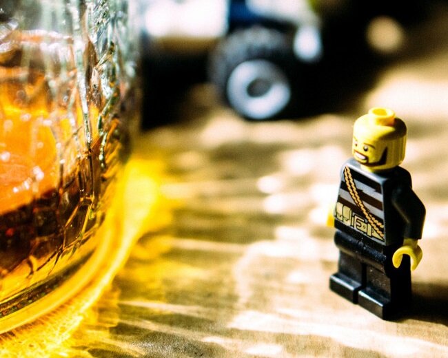 Не всем повезло иметь доступ к такому количеству спиртного в перерасчёте на свой вес и рост, нужно выкручиваться