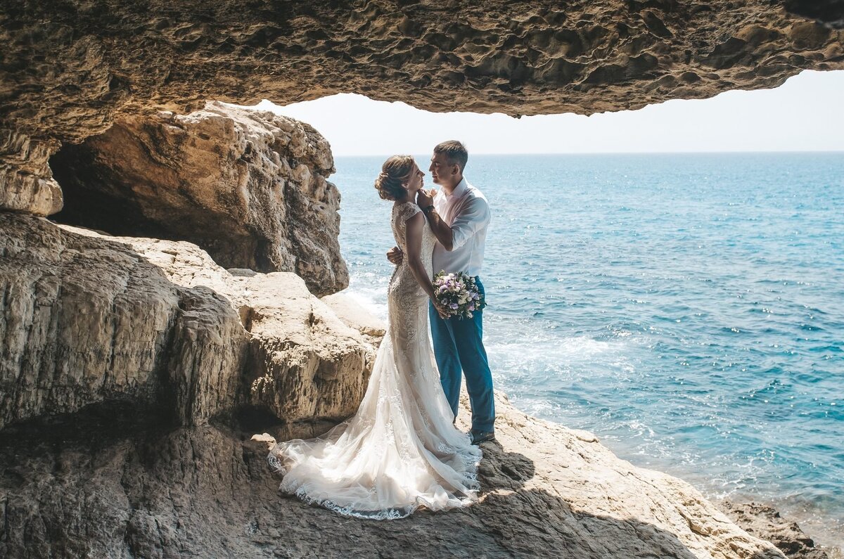 со скольки лет можно выходить замуж в россии. замуж в 16 лет. брак несовершеннолетних. девушка в свадебном платье с букетом. женя и аня.