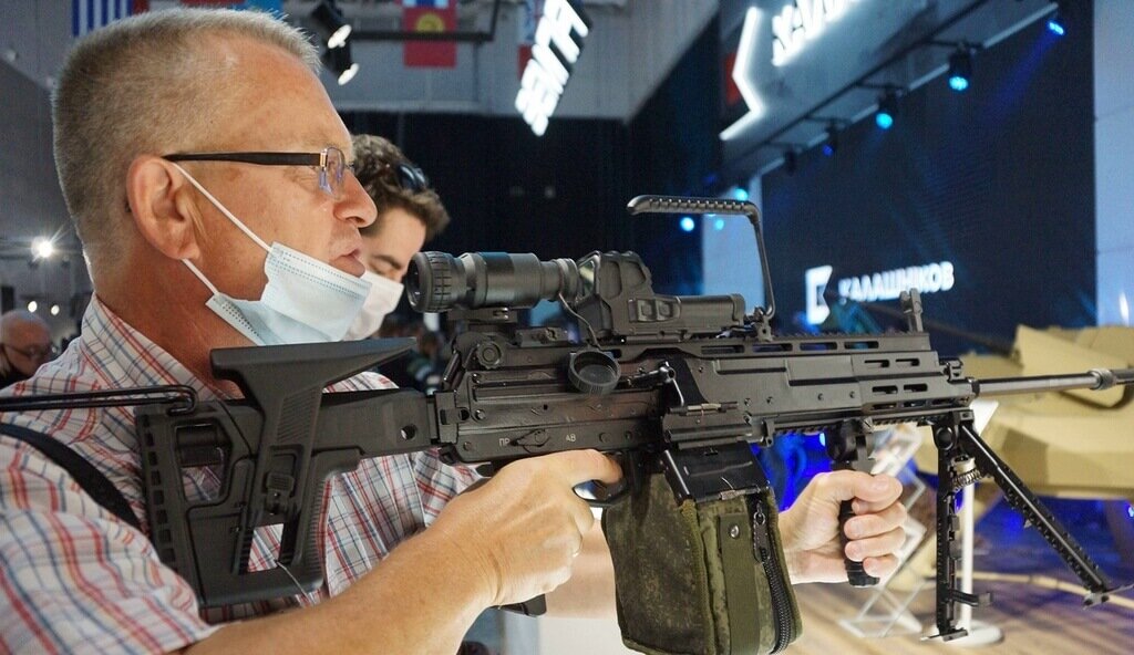 РПЛ-20, показанный на выставке «Армия 2020» (на фото), внешне заметно отличается от образца, подготовленного для Государственных испытаний в 2024 году. Любопытно, что в статье, проиллюстрированной данным снимком, русским по белому написано, что РПЛ-20 «создан на базе пулемёта РПК-16». Это неправда, ложь – между этими образцами практически ничего общего