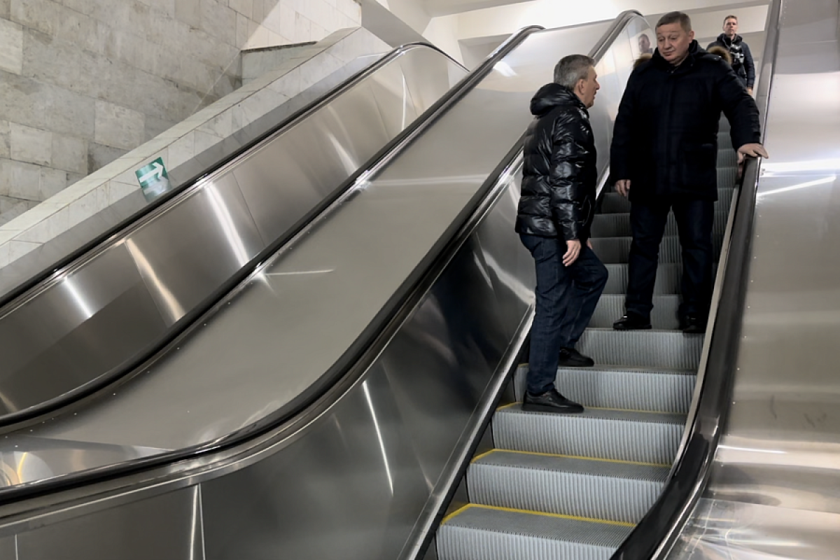    На центральных станциях скоростного трамвая Волгограда запустили эскалаторы