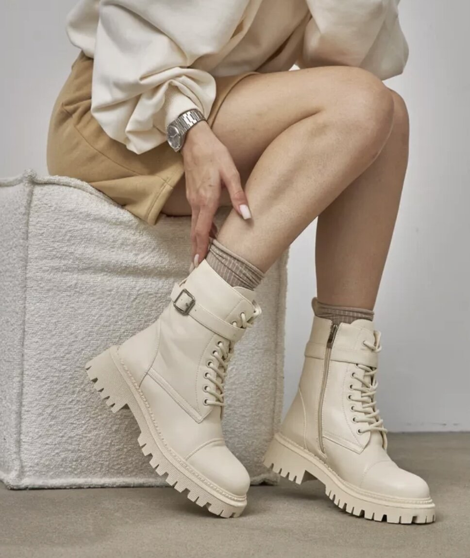 Говорящие туфли. Говорящие туфли. Говорящие туфли. Красные лаковые туфли с разноцветными камнями на каблуке. Говорящие туфли.