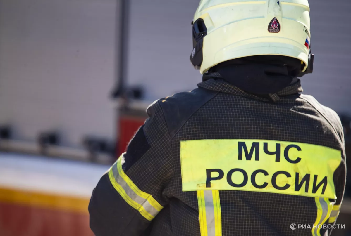 Сотрудник пожарной службы МЧС РФ. Источник: ria.ru Автор фото: Дмитрий Макеев