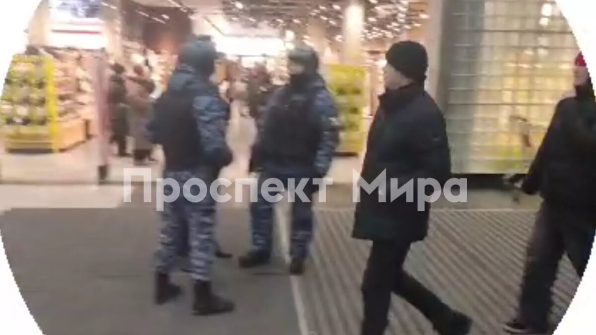     В Красноярске охрана ТРЦ «Планета» вызвала Росгвардию из-за сборщиков подписей за выдвижение Бориса Надеждина на выборы президента.