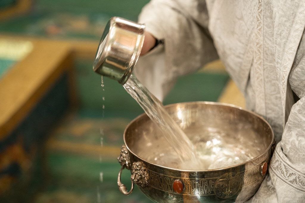 Почему нельзя пить святую воду. Освященная вода. Окропить Святой водой. Венчик для Окропления Святой водой.