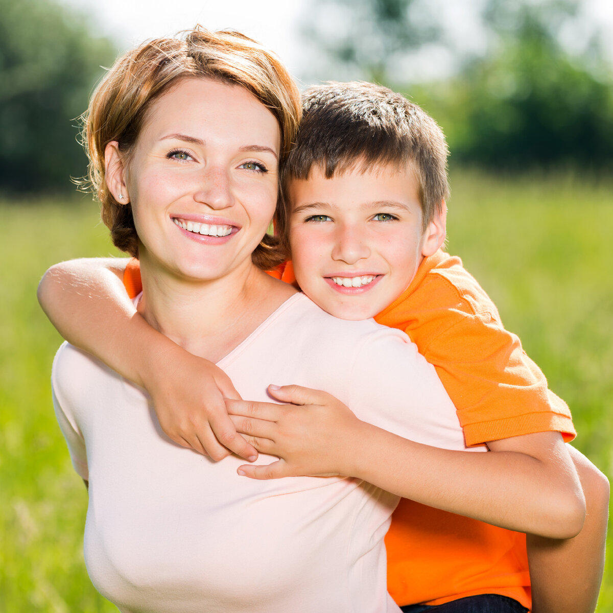 Mom like son. Женщина с ребенком. Счастливые дети и взрослые. Мать с ребенком. Счастливая мама с ребенком.