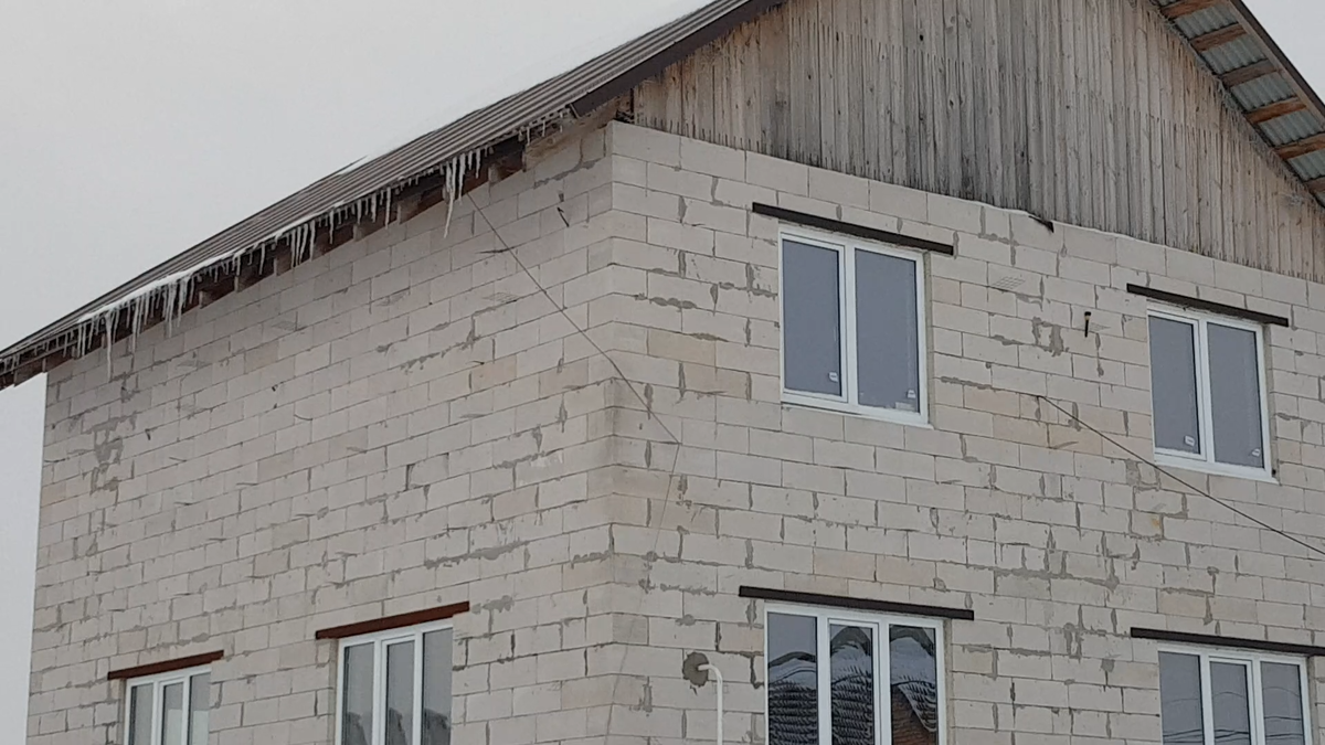 Испытал на себе свойства смеси антифриз + вода.  В морозы -25 -30. Отопление не замерзло, но есть нюансы, о них надо знать.