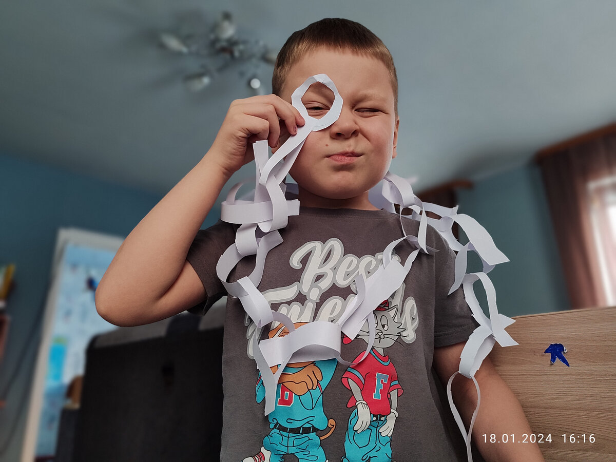 Паша и монокль на цепочке. Позже Паша цепочку немного укоротил. Сказал, что длинная - это неудобно