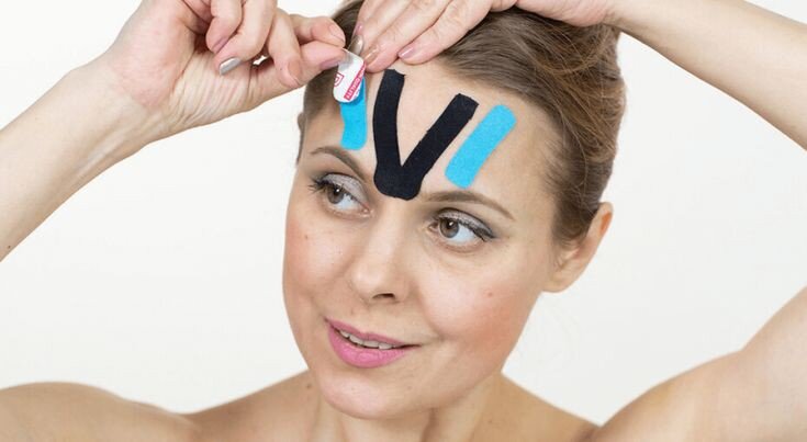 оксана левина тейпирование лица. тейпирование марионеточных морщин. можно клеить тейпы на ночь. екатерина шубина тейпирование лица. тейпирование марионеточных морщин.