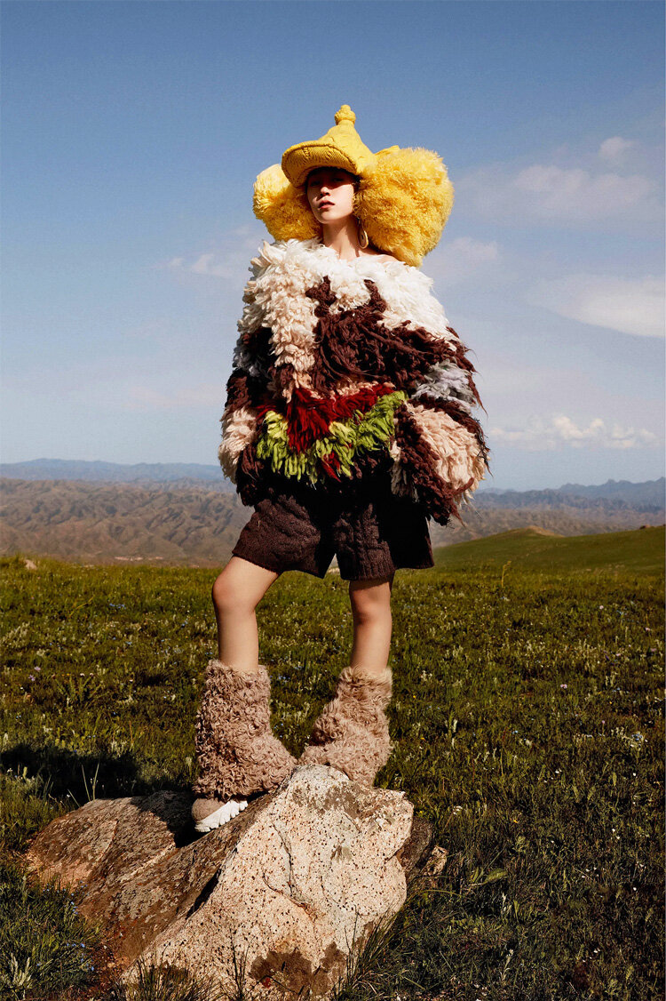 Швея. Дизайнер одежды профессия. Примерка одежды. Гардероб с вещами. Выбирает одежду.