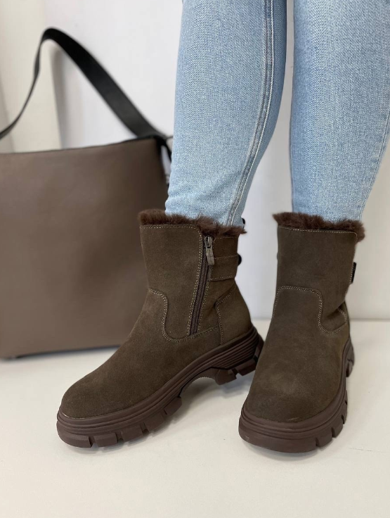 туфли в ряд. витрина сумок и обуви. названия обуви для дошкольников. выкладка обуви в магазине. бритиш шуз.