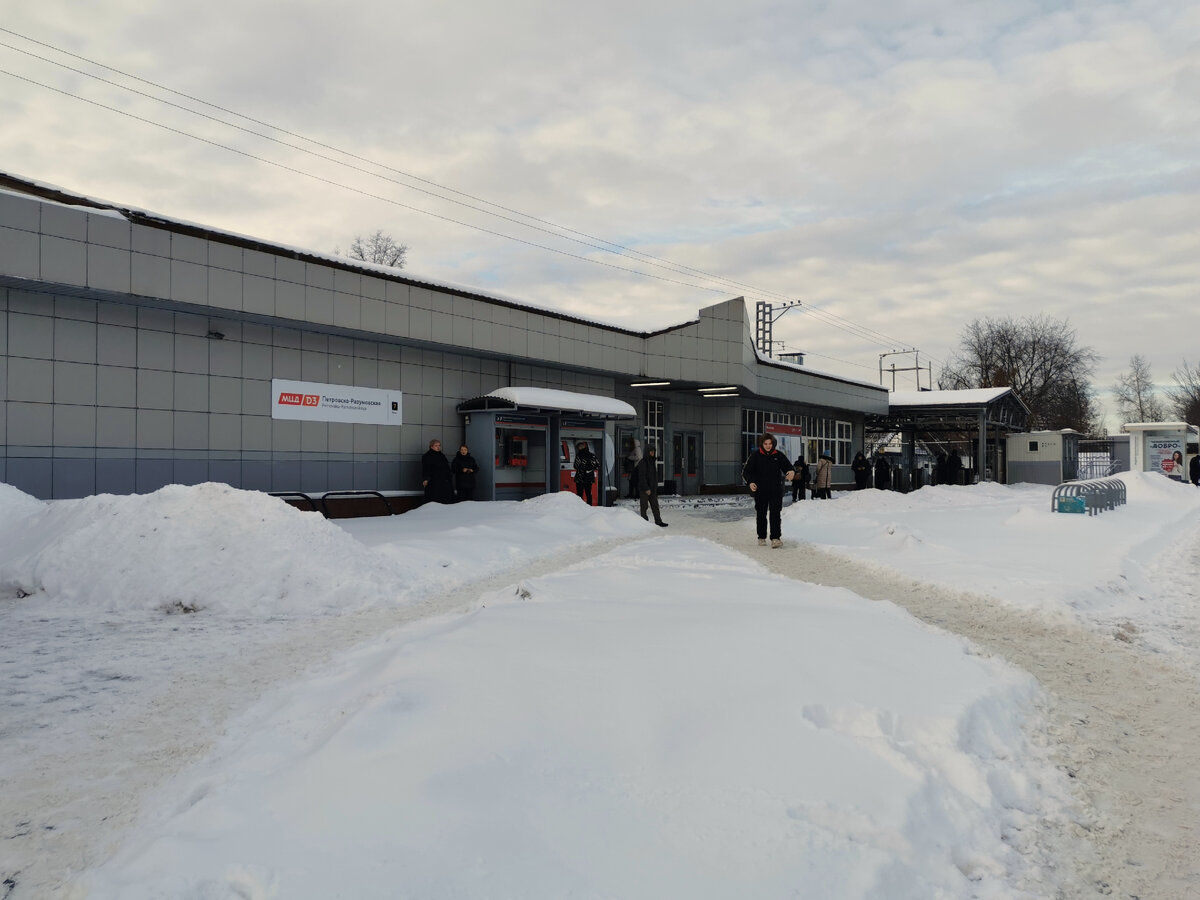 МЦД Петровско-Разумовская. В ближайшем будущем должны будут заняться её переносом на новое место, к будущему транспортно-пересадочному узлу у метро "Петровско-Разумовская".