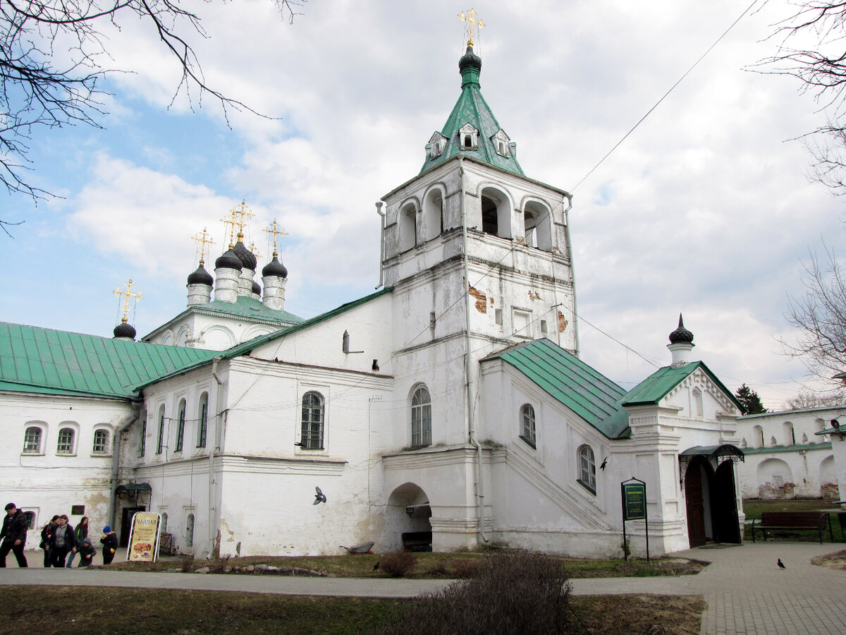 Успенская церковь и чайная. Здесь и далее фото автора
