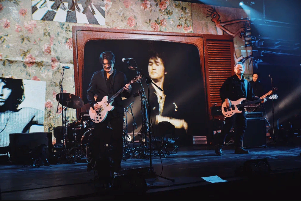 большой концерт группы кино. выставка цоя в манеже. эмблема кино цой 2022. цой 2022 песни. виктор цой поездка в москву.