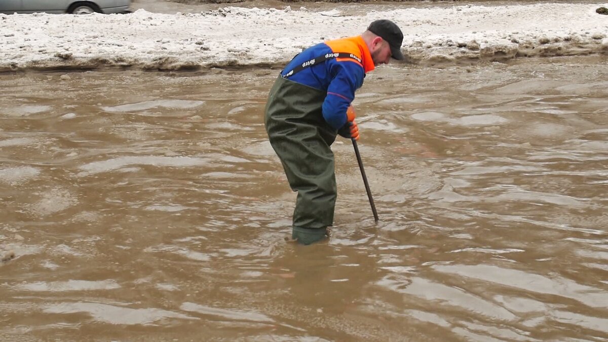 Дорожные рабочие в Липецке часами работали в студеной воде, очищая ливневки  | Вести Липецк | Дзен