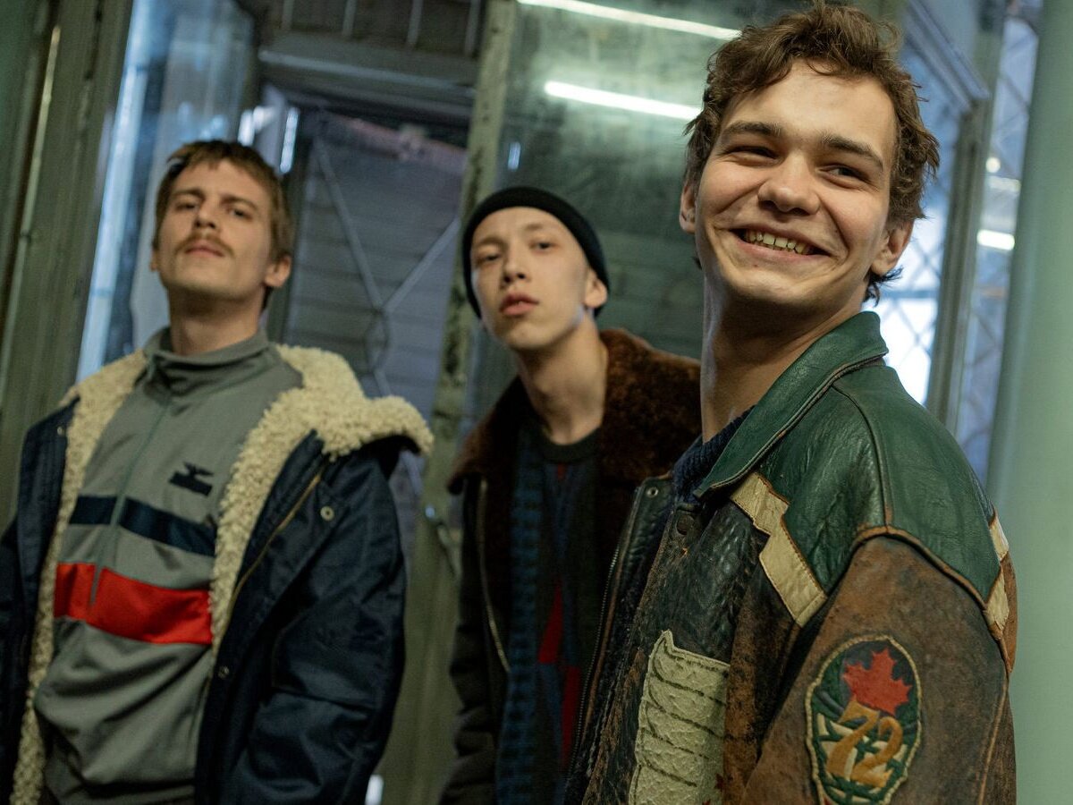 Актеры сериала «Слово пацана. Кровь на асфальте» во время съемок сериала.