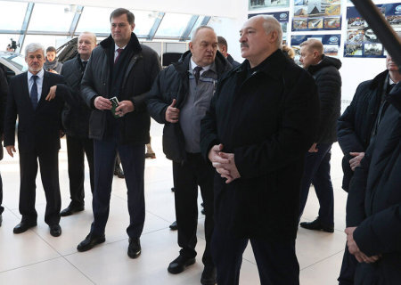    Лукашенко: как только в Беларуси появилось ядерное оружие, все ошалевшие соседи крылья опустили