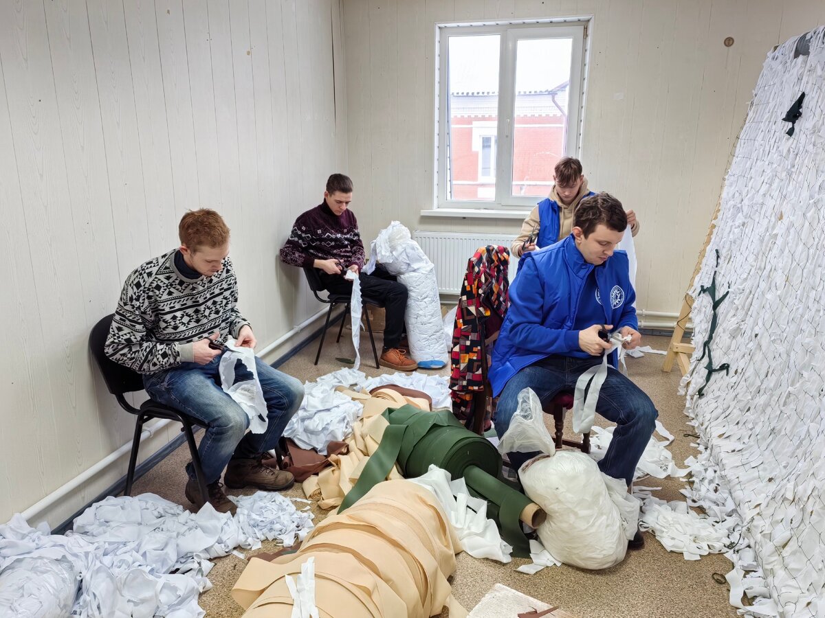 3 цеха за смену изготовили 599 деталей. сборочный цех поступили детали с 2 станков. рабочие трех цехов изготовили 869 деталей. три цеха изготовили 415 деталей второй цех изготовил в 3 раза больше. 3 цеха за смену изготовили 599 деталей.