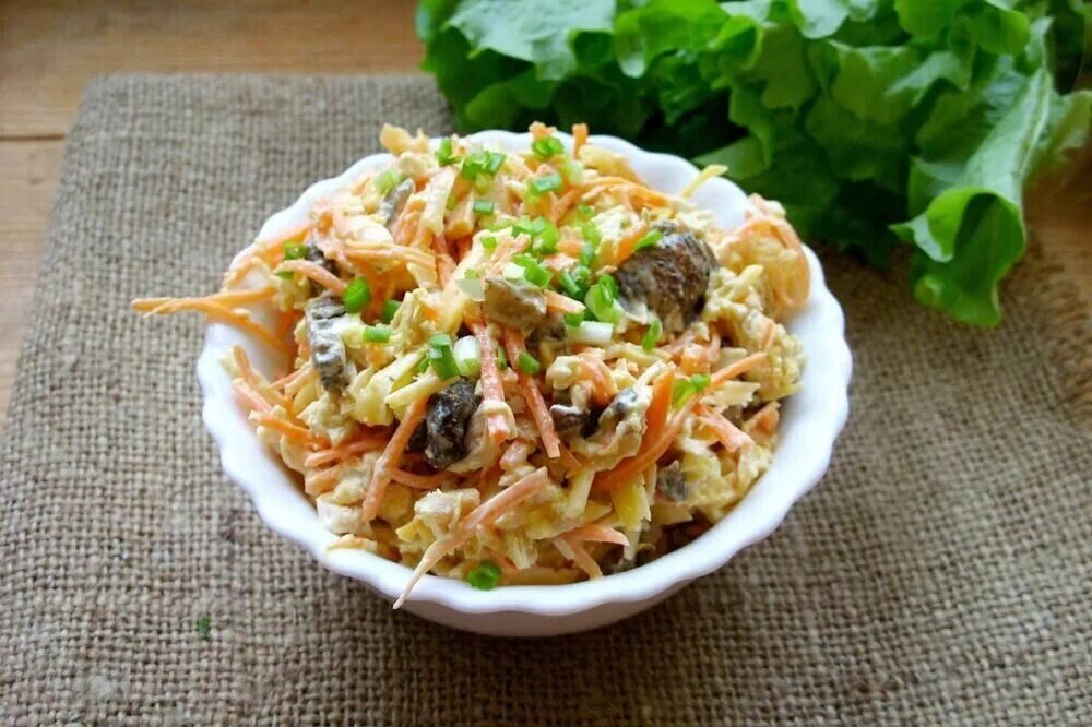 салат с куриным филе и морковкой. салат с корейской морковкой и курицей. курица с корейской морковкой. салат лисичка с корейской морковкой. салат из фасоли с морковью.