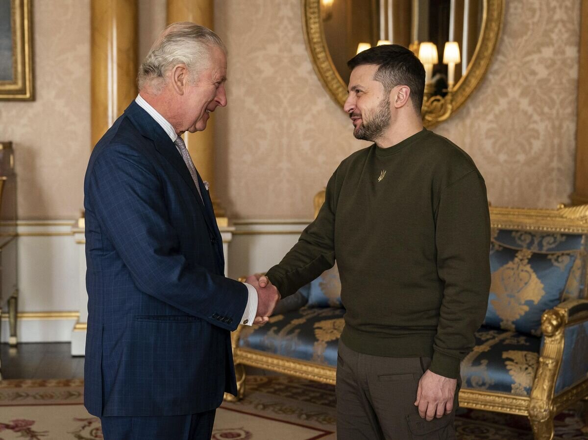    Британский король Карл III и президент Украины Владимир Зеленский во время встречи в Букингемском дворце© AP Photo / Aaron Chown