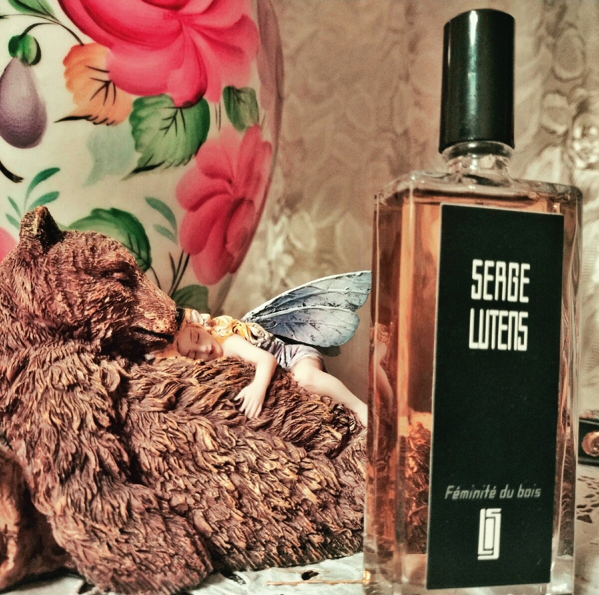 Feminité du Bois Serge Lutens — это аромат для мужчин и женщин, он принадлежит к группе восточные древесные. Feminité du Bois выпущен в 2009 году. Парфюмер: Christopher Sheldrake. Верхние ноты: Вирджинский кедр, Слива, Корица и Персик; средние ноты: Гвоздика (пряность), Имбирь, Фиалка, Иланг-иланг, Роза и Африканский апельсиновый цвет; базовые ноты: Сандал, Бензоин, Мускус и Ваниль.