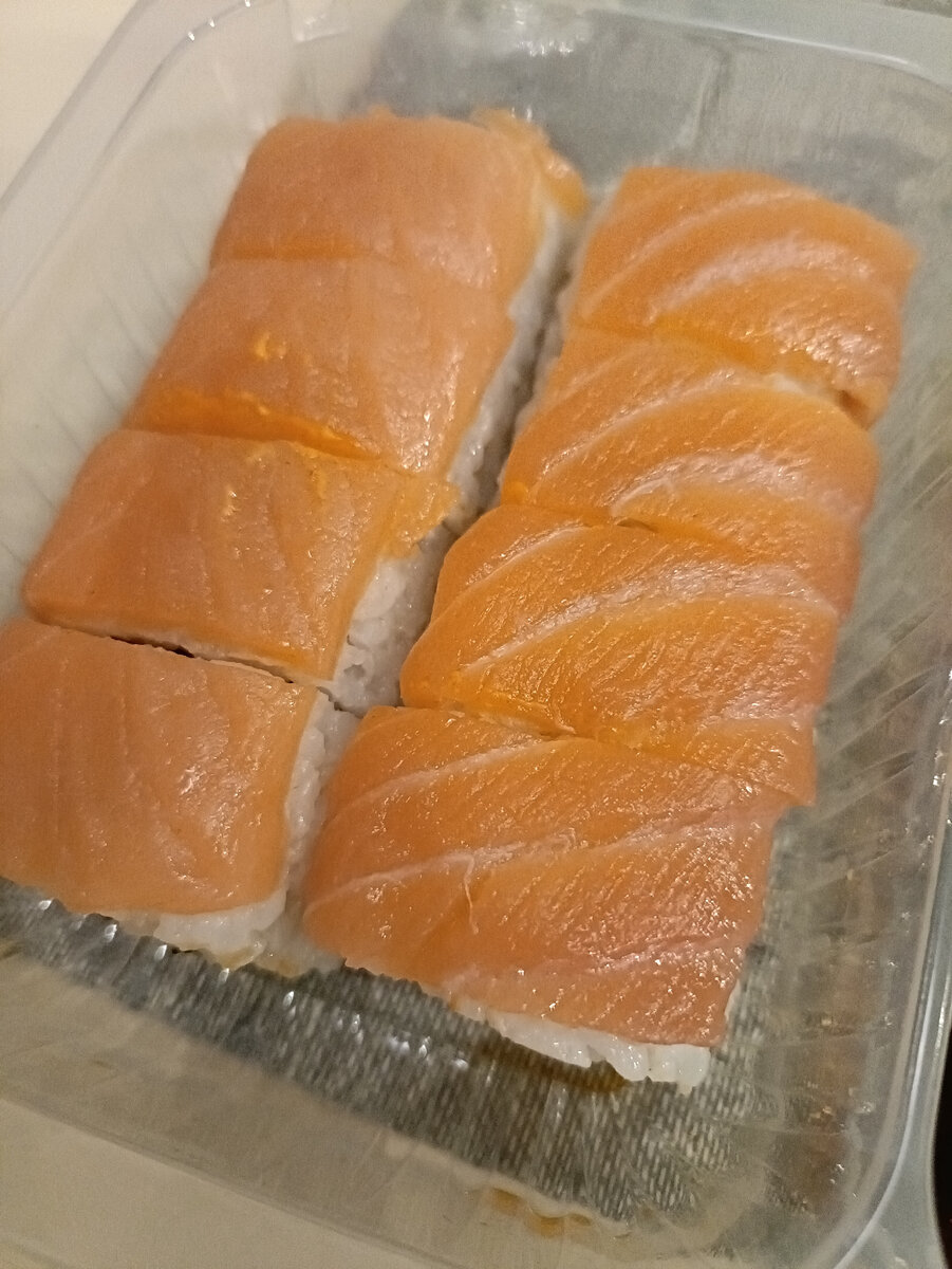 С окорочками я немного припозднилась, поэтому они будут завтра, а сегодня - роллы