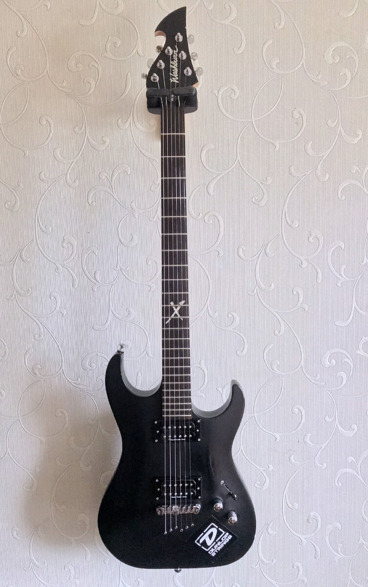 Мистер Чёрный. Washburn BX-30. Тридцатидюймовая мензура, сквозное крепление струн. ErnieBall едва дотягивались до первого колка, и моими струнами надолго стали Dunlop Heavy-Core!