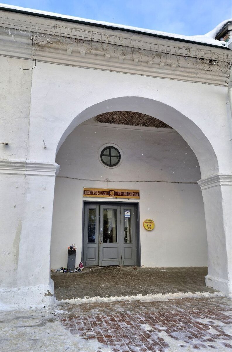 Вход на сырную биржу выглядит скромно. Как правило, здесь очень многолюдно