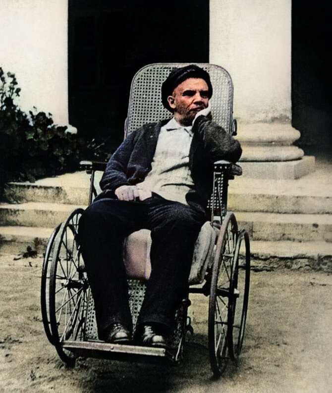 Владимир Ильич Ленин во время болезни. Подмосковные Горки. 1923 год