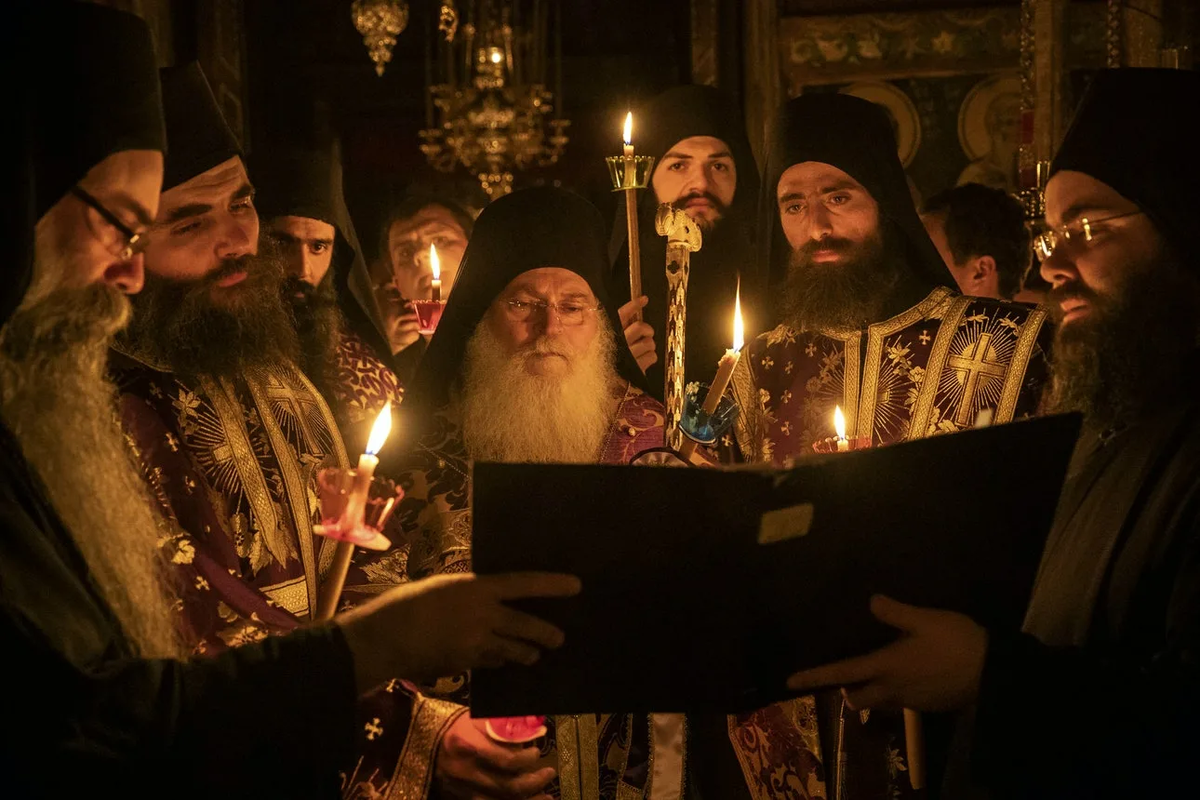 Монахи в Афоне молятся о России