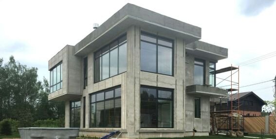 Монолитный бетонный дом с панорамными окнами