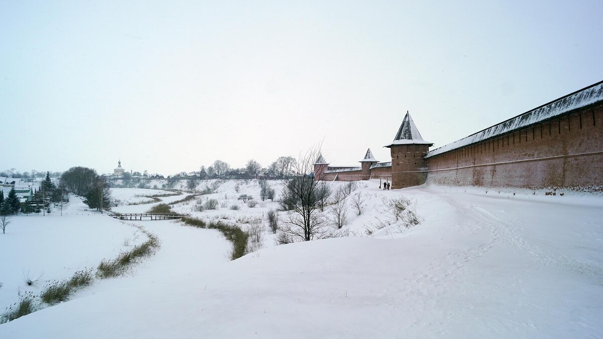 Суздаль пользуется популярностью у туристов. На территории города 200 памятников истории. В этом году Суздалю исполнится 1000 лет. Листайте вправо, чтобы увидеть ещё фото Суздаля.