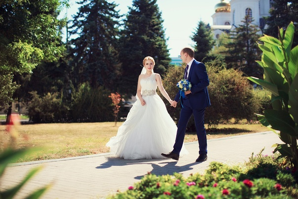 красивые портфолио фотографа для фотосессии. профессиональный фотограф на свадьбе. фотограф на свадьбе со стороны. свадебный фотограф. невеста с фотоаппаратом.