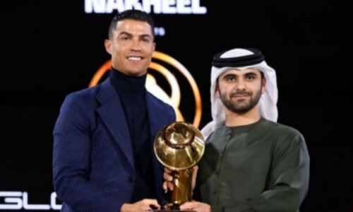 кассеты магнитофонные руки вверх. мем прослушивание музыки. Noisy neighbor актер. смешные дети поют. громко кричит.