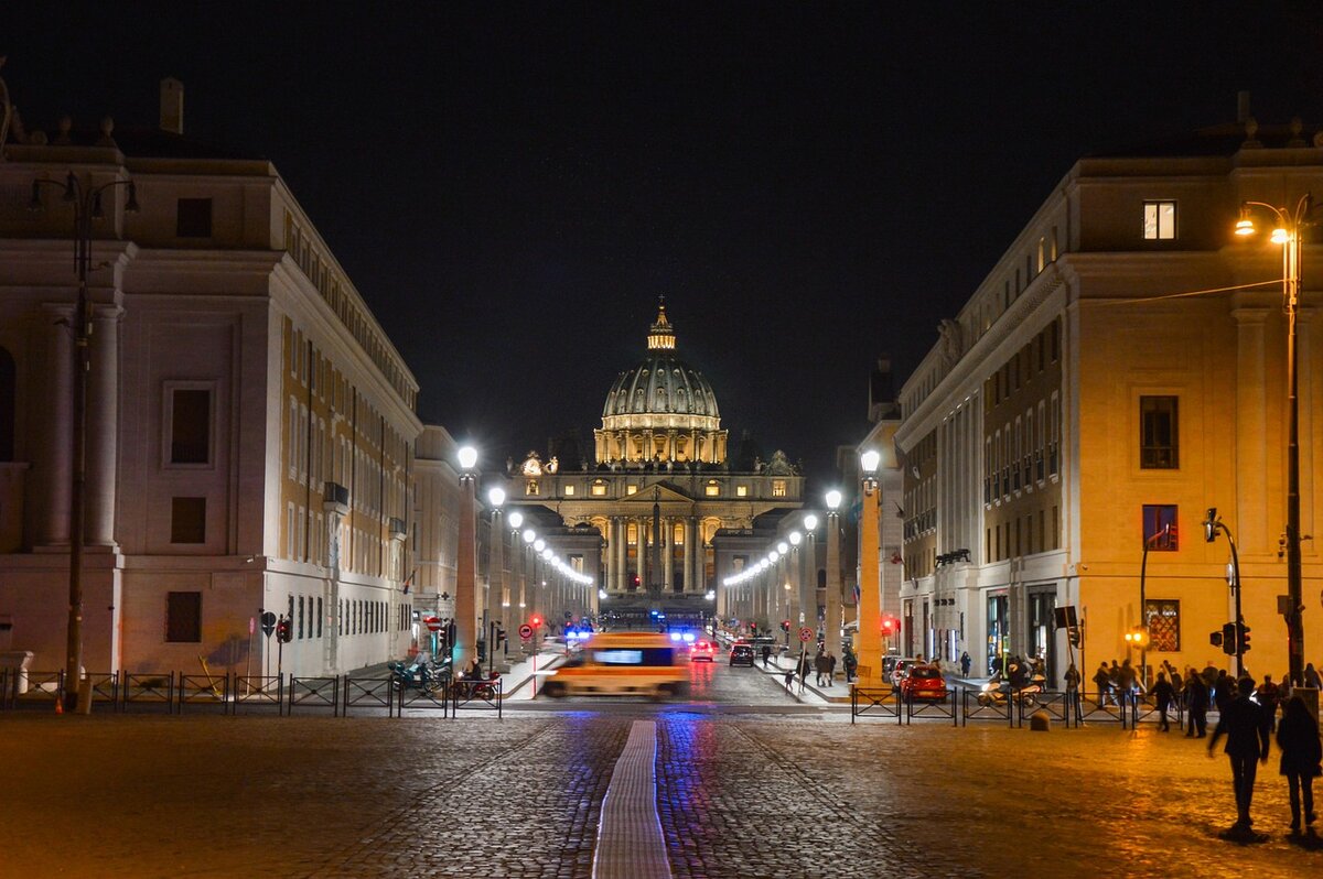 Римский университет Università degli Studi di Roma "Tor Vergata" является государственным исследовательским учреждением.  Расположенный в юго-восточном пригороде Рима, университет предлагает студентам традиционные науки с упором на профориентацию в области экономики, инженерии, математики и физики, естественных наук и медицины. Свое название университет получил от фермерского дома 14 века "Turris Virgatae", принадлежавшего римской знатной семье Annibaldi, останки которого покоятся под виллой на территории кампуса. 