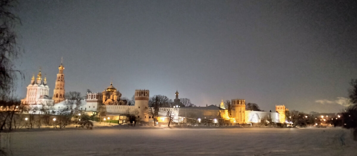 Новодевичий монастырь. Вечернее фото.