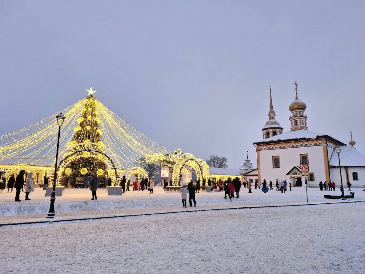 На центральной Ёлке в Суздале было очень многолюдно