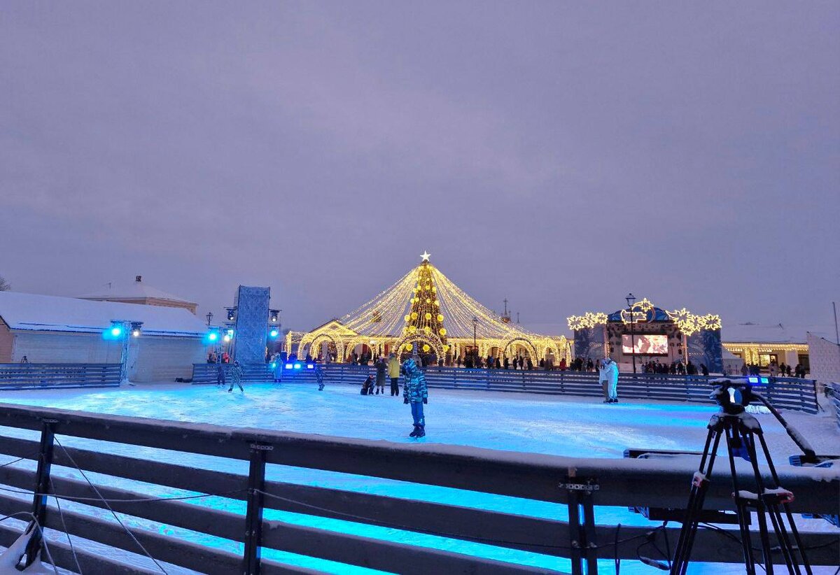 На катке было не так много людей и очень атмосферно