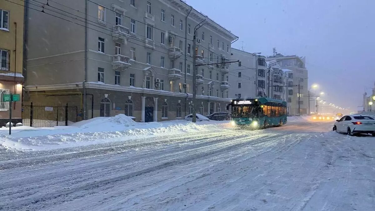 На въезде в Казань загорелся автобус, очевидцы сняли на видео